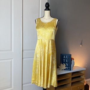 Brooks Brothers woven in Italy size 8
100% silk and full lining